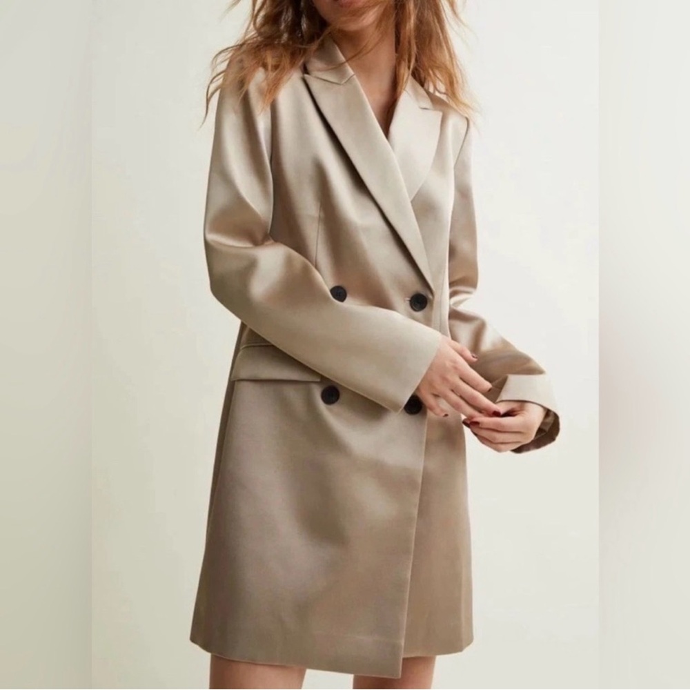 H&M Champagne Double Breasted
Satin Dress/Blazer Jacket size small